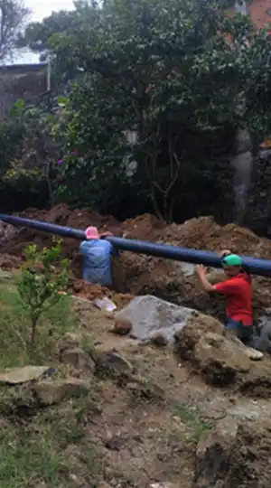 Colocación de la nueva tubería en Prado Provenza.